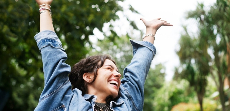السعادة سرّ المناعة.. كيف يحمي الفرح من أمراض العصر؟