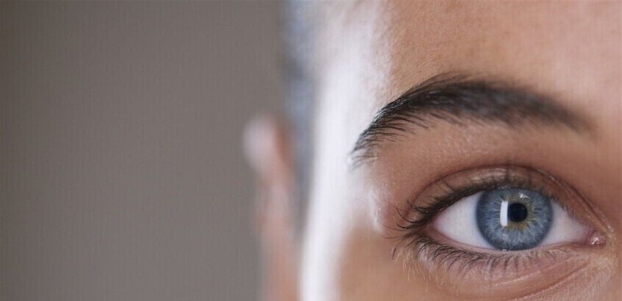 أطعمة تحمي العينين من التلف الناتج عن استخدام الشاشات