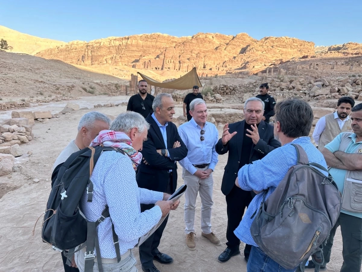 وزير السياحة ورئيس سلطة إقليم البترا يتفقدان مشروع التنقيب بموقع قصر البنت