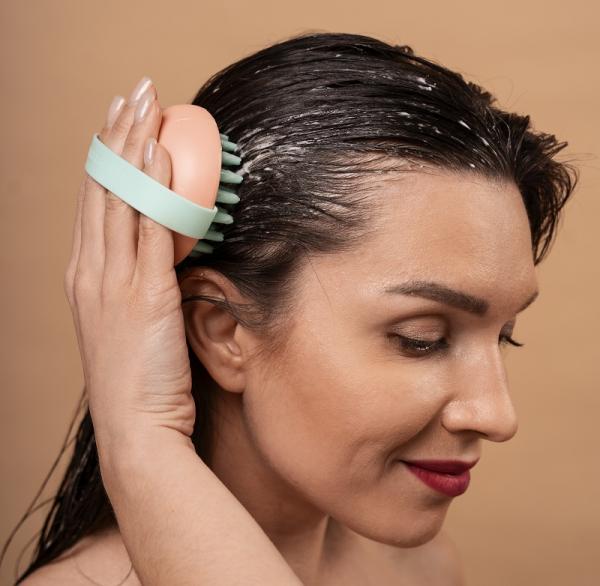 أفضل الزيوت والماسكات الطبيعية لإعادة نمو الشعر بعد العلاج