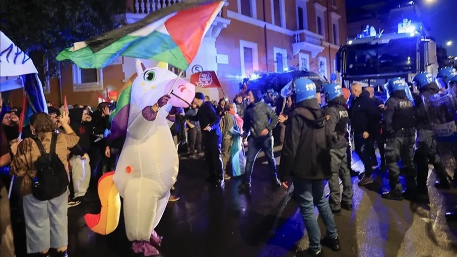 الشرطة الإيطالية تقمع مظاهرة داعمة لفلسطين في روما