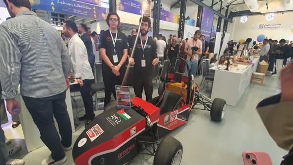 طلاب أردنيون يصنعون سيارة سباق كهربائية تنافس عالميًا