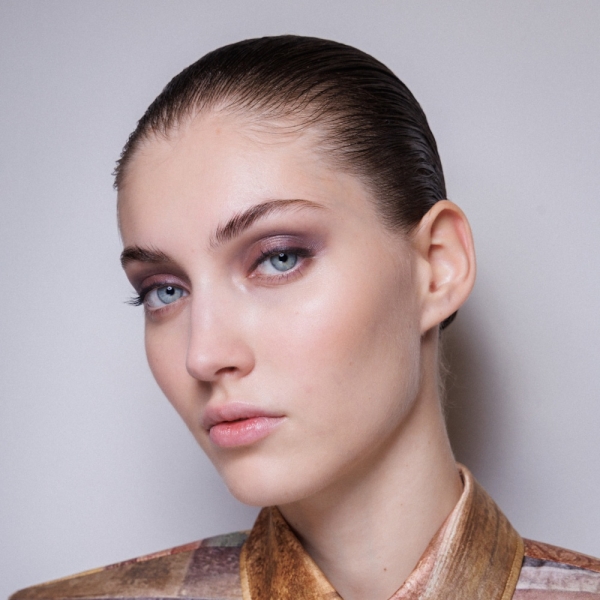 رسمات المكياج الملون والجفون المشرقة تعزّز جمال عينيك في الشتاء.. إليك الخطوات