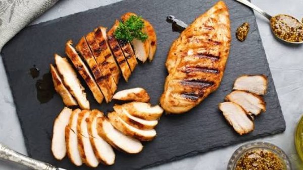 لذيذة وسهلة.. طريقة تحضير صدور الدجاج بالروزماري والليمون