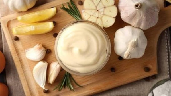 طريقة عمل الثومية في البيت.. سر القوام الكريمي والطعم الأصلي