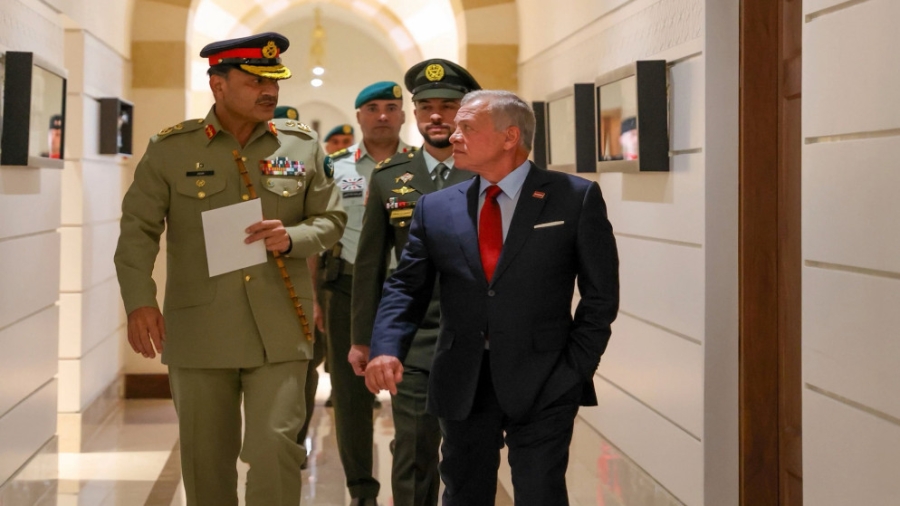 الملك يجري مباحثات مع رئيس الأركان الباكستاني لتعزيز التعاون العسكري والدفاعي