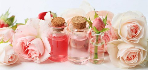 ماء الورد أم ماء الزهر: أيهما الأنسب لبشرتك؟