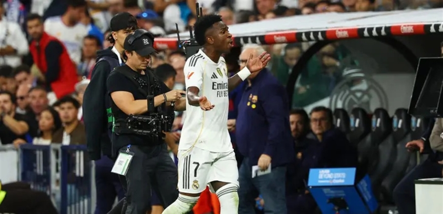 بعد قراره في الكلاسيكو.. قارئ شفاه يكشف فحوى صراخ فينيسيوس على مدرب ريال مدريد
