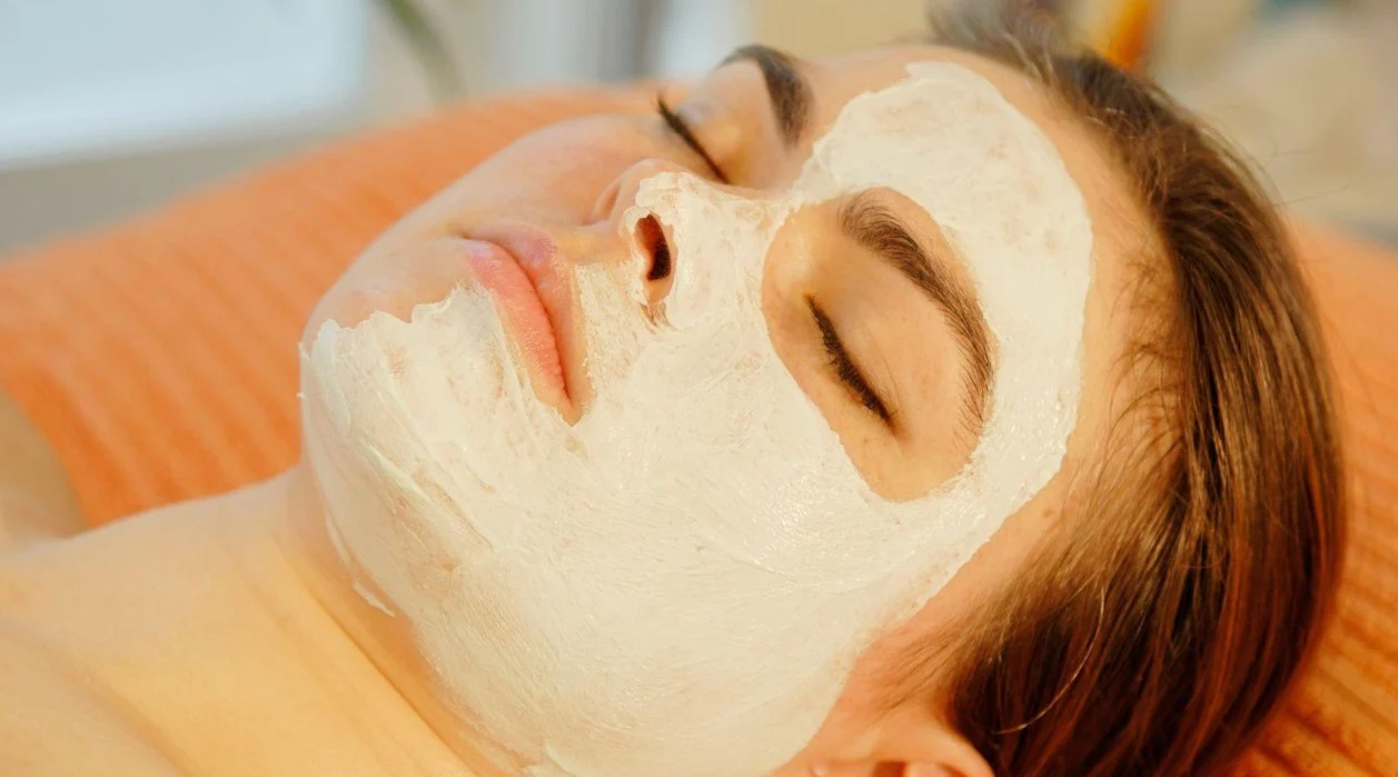 وصفات طبيعية لتفتيح منطقة الفم وتوحيد لون البشرة