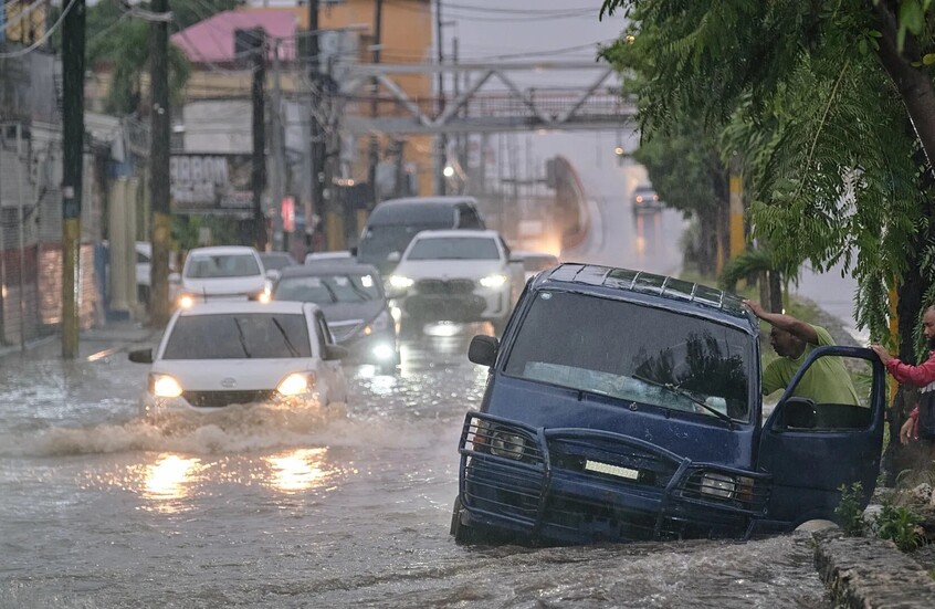 وزارة الحرب الأمريكية تُجلي نحو ألف شخص من قاعدتها في غوانتانامو بسبب اقتراب ميليسا