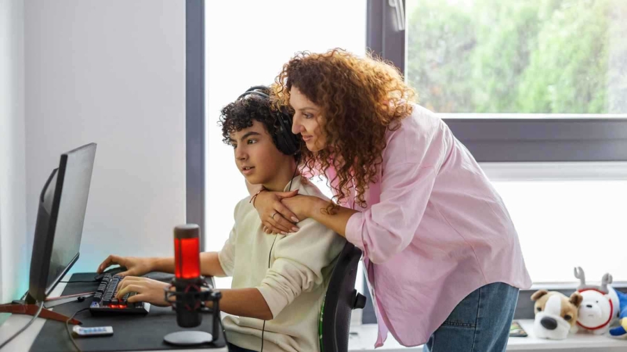 الأم هي الموجه الأول في العالم الرقمي