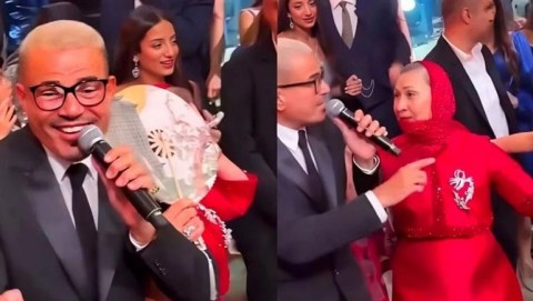 عمرو دياب يثير الضحك والإعجاب بموقف طريف مع سيدة مسنّة خلال حفل