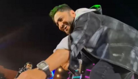 تامر حسني يرفض هدية ثمينة من معجبته خلال حفل جامعة بدر ويشعل مواقع التواصل