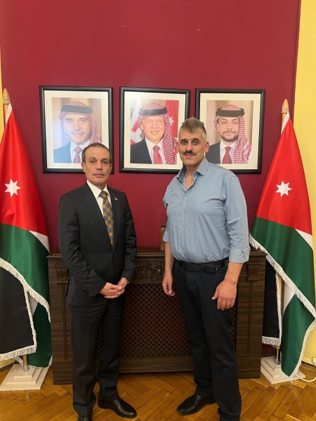 السفير الخصاونة يكرم أردنيا أنقذ طفلاً من حريق في رومانيا