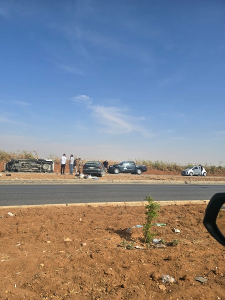 بالصور ... انقلاب مركبة إثر حادث تصادم على شارع البترا في مدينة اربد