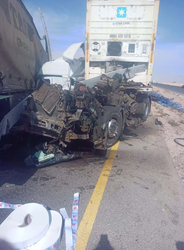 إغلاق مؤقت للطريق الصحراوي باتجاه الجنوب إثر حادث تصادم بين مركبتين (شاحنتين)