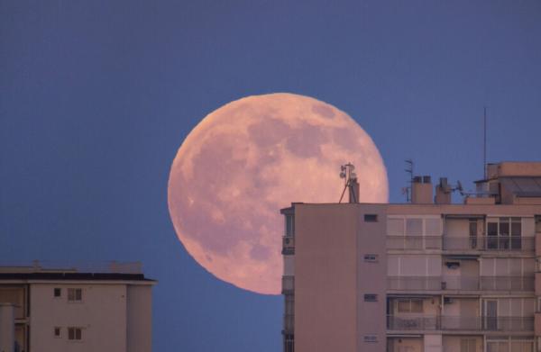 لماذا سيبدو البدر أكبر وأسطع قمر مكتمل في العام مساء الأربعاء؟