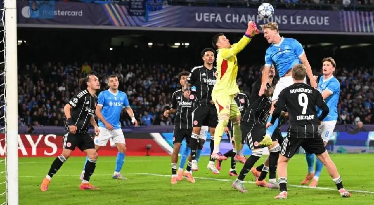 نابولي يتعثر أمام فرانكفورت بالتعادل السلبي في دوري الأبطال