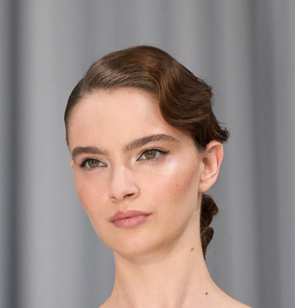 كيف تنسّقين أجدد صيحات المكياج مع ملابس شتاء؟