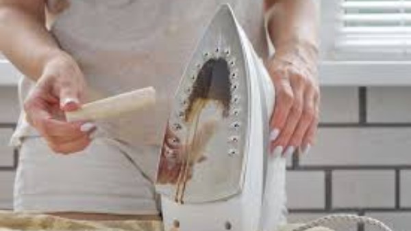 سر تنظيف المكواة من الأوساخ العالقة لتعود جديدة في دقائق بدون مجهود