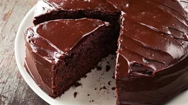 طريقة كيكة الشوكولاتة الهشة مع الصوص الاقتصادي
