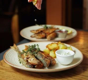 طريقة عمل طاجن السمك بالبصل والبطاطس.. نكهة بحرية بطابع بيتى دافئ