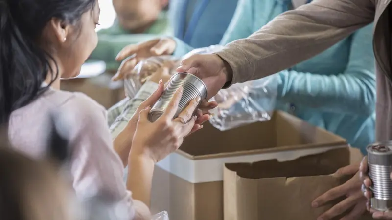 عائلات أميركية تلجأ إلى بنوك الطعام والأقارب مع استمرار الإغلاق