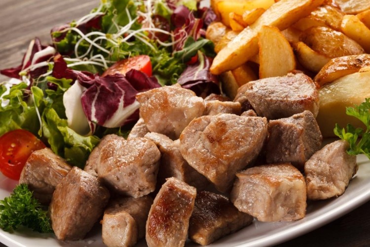 اللحمة المحمرة بعد سلقها