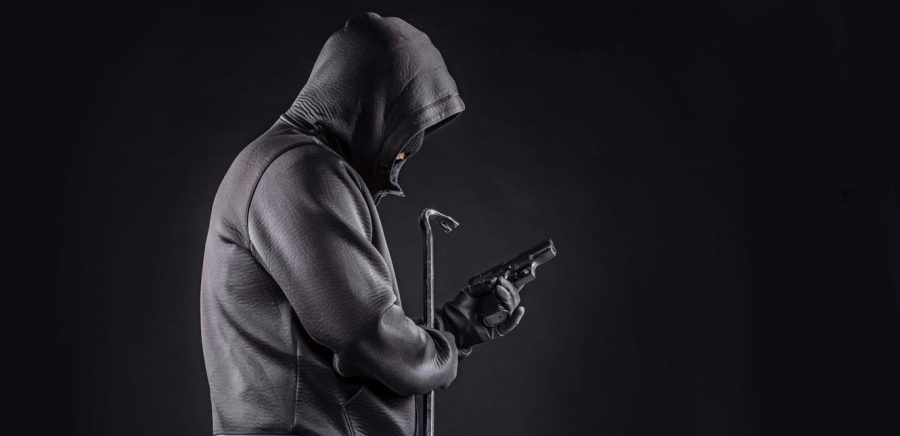 مفاجأة كبرى في التفاصيل .. حل لغز السطو المسلح على منزل طبيبة نفسية!