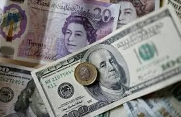 الجنيه الإسترليني يتراجع أمام الدولار واليورو