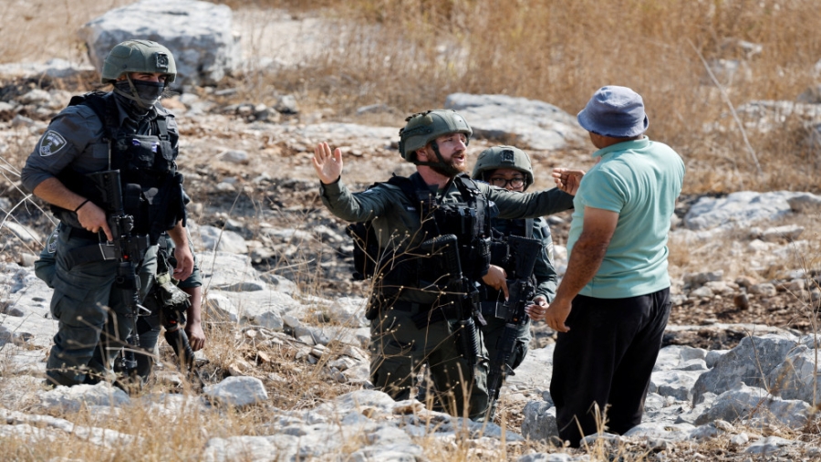 مستوطنون يقتحمون تجمع بدوي في جبع ويصيبون 7 فلسطينيين بجروح