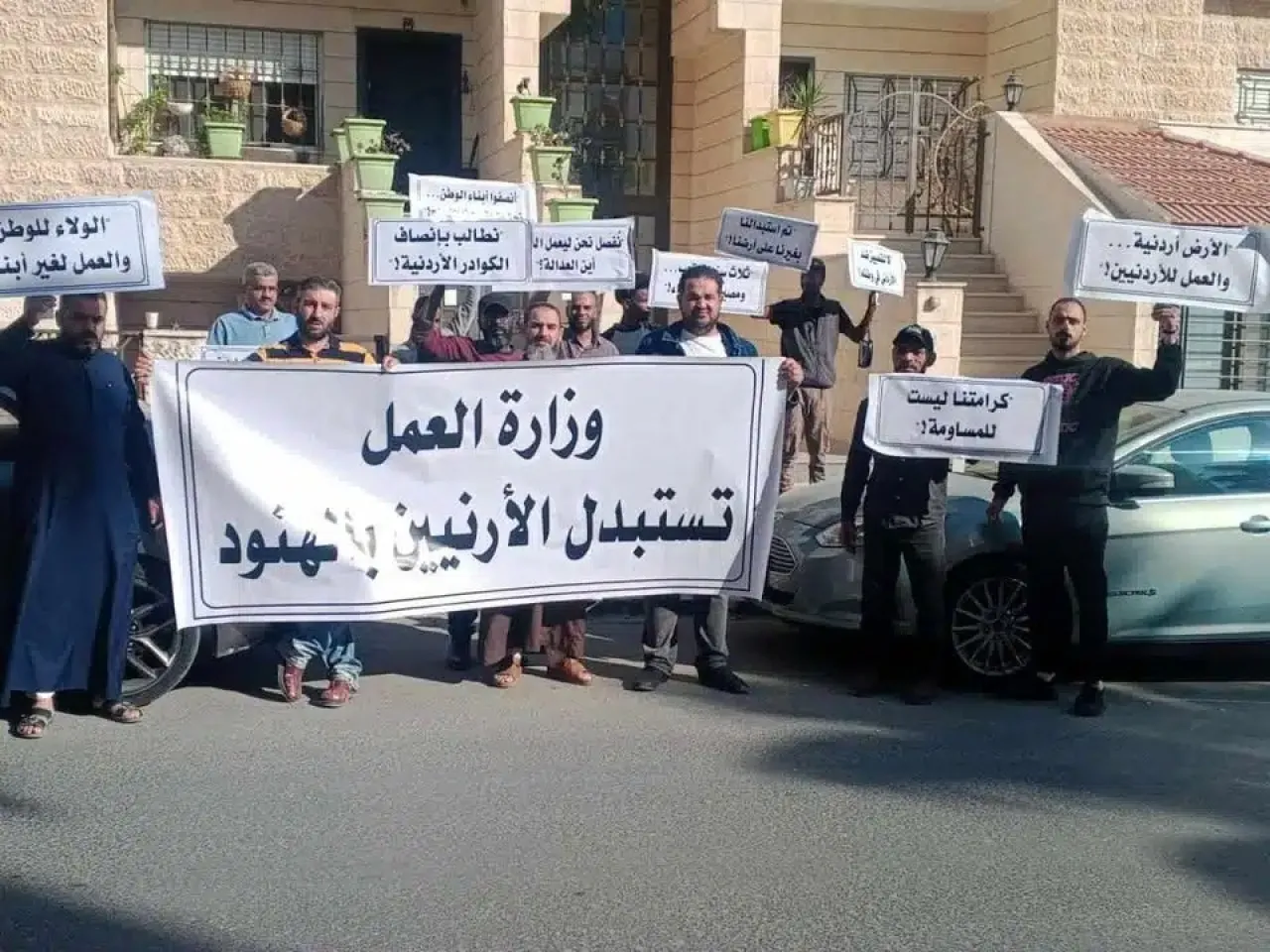 فنيون أردنيون مفصولون من محطة العطارات يعتصمون أمام وزارة العمل مطالبين بإنصافهم بعد استبدالهم بعمالة هندية