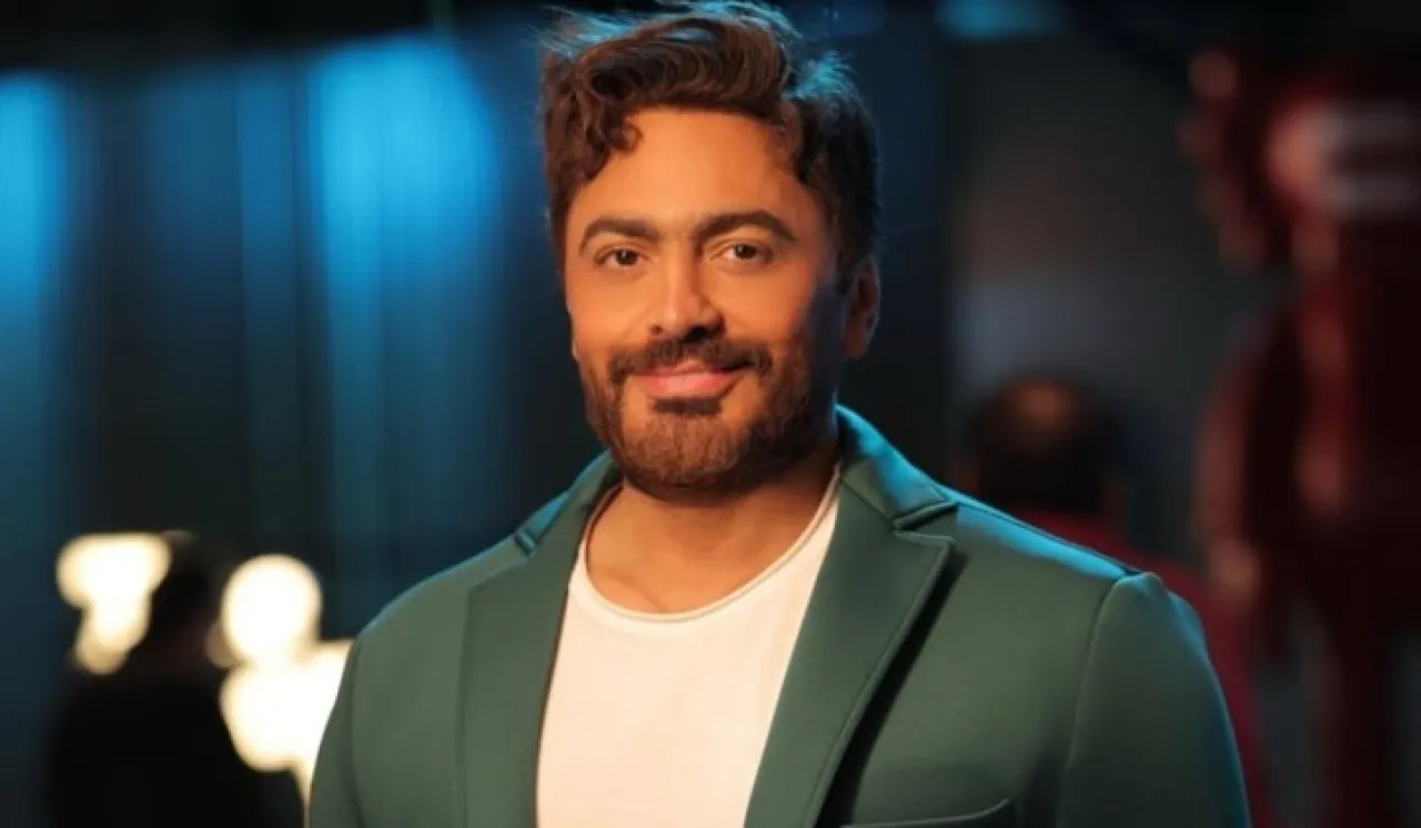 تامر حسني يكشف سبب فخره أمام ابنته