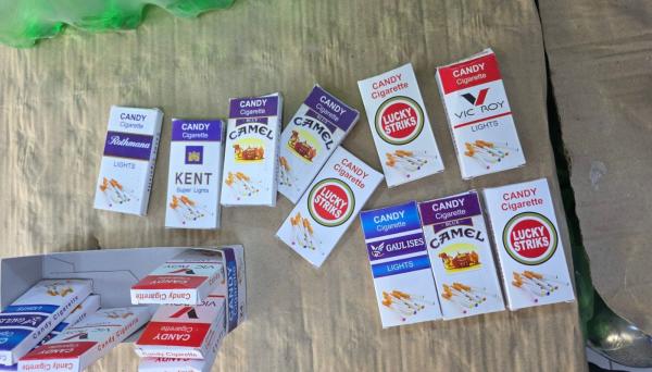 المؤسسة العامة للغذاء والدواء تضبط علكة  على شكل سجائر وتغلق سوبر ماركت في الرصيفة