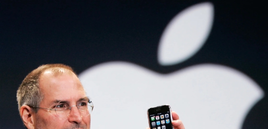 كاميرا غير مرئية و ميّزات أخرى.. آبل تعيد صياغة تصميم الآيفون