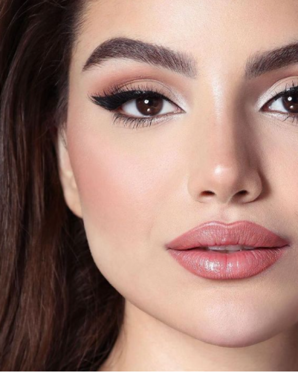 حيل مكياج سريعة تمنحك إطلالة ناعمة خالية من العيوب