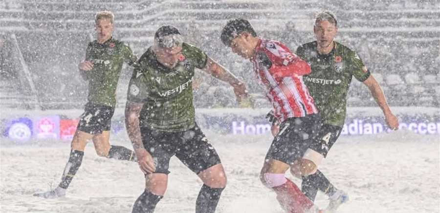 استمرت 4 ساعات.. عاصفة ثلجية عنيفة تضرب مباراة كرة قدم!