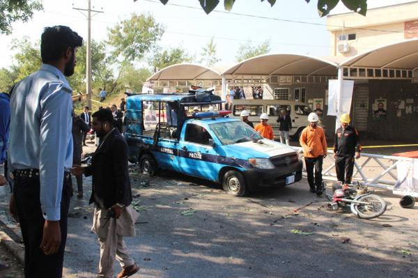 مقتل 12 شخصًا وإصابة 27 جراء تفيجر أمام مجمع محاكم في باكستان