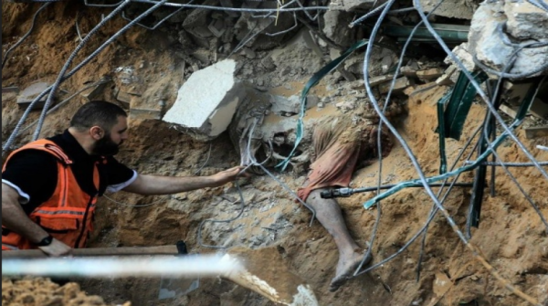 انتشال جثامين 20 شهيدًا من عيادة الشيخ رضوان في غزة