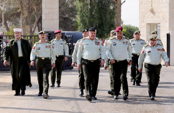 قرار إغلاق إذاعة الجيش الإسرائيلي يفجر انقسامات في تل أبيب