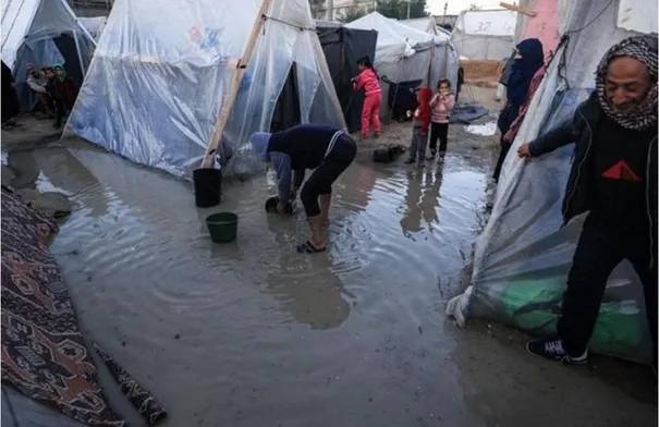 نداءات استغاثة من مخيمات النزوح بغزة بعد غرق خيامهم بمياه الأمطار