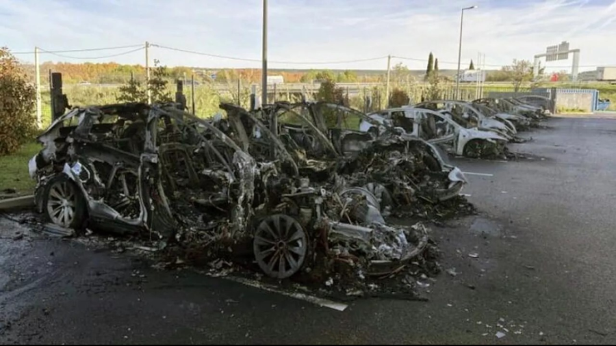 النيران تلتهم أكثر من 20 سيارة تسلا في مرآب وكالة لبيع السيارات في فرنسا