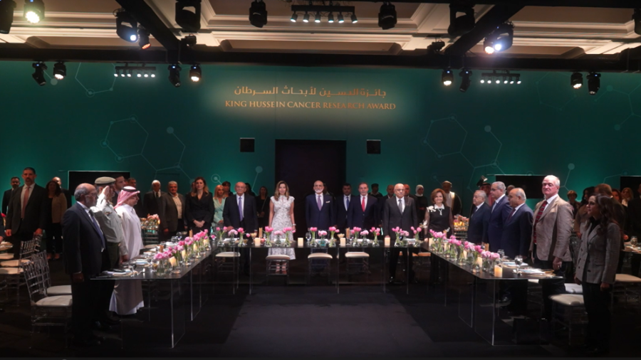 مندوبا عن الملك والملكة الأمير طلال يكرم الفائزين بجائزة الحسين لأبحاث السرطان