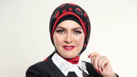 عودة منال عبد اللطيف إلى الأضواء: ظهورها بلا حجاب بعد أكثر من عشر سنوات يثير الجدل