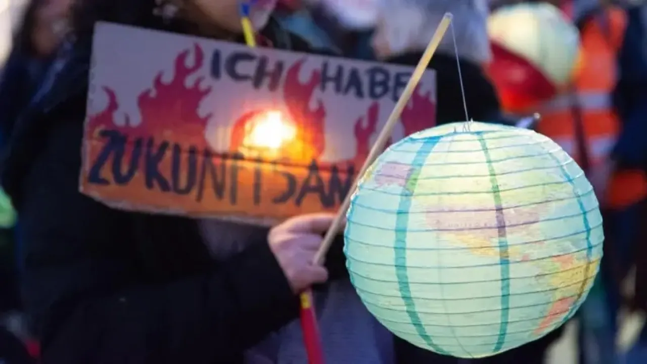 الغارديان : يجب على أحد ما أن يدفع ثمن نهاية عصر النفط والغاز