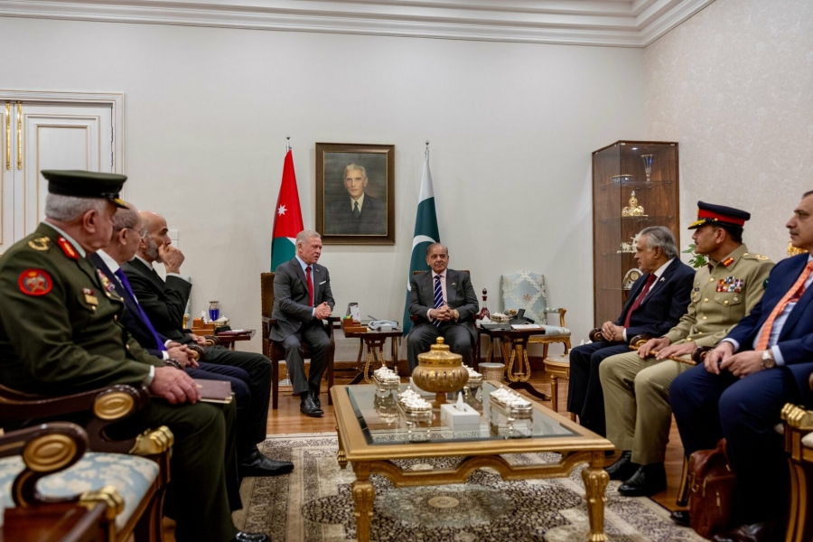 الملك يلتقي رئيس الوزراء الباكستاني ويؤكد أهمية توسيع التعاون