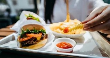 هل الوجبات السريعة وقلة النشاط سبب ارتفاع الإصابة بالسرطان بين الشباب؟