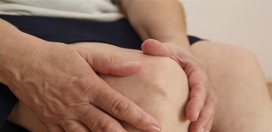 طقطقة المفاصل… هل هي خطيرة؟ خبيرة تغذية توضح الأسباب و العلاج