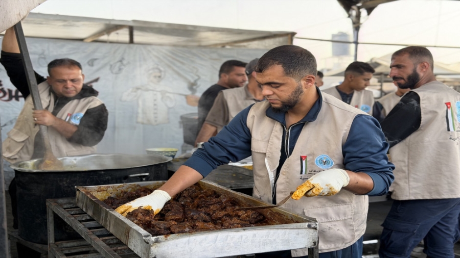 توزيع وجبات غذائية للنازحين جنوب غزة ضمن الحملة الأردنية الإغاثية