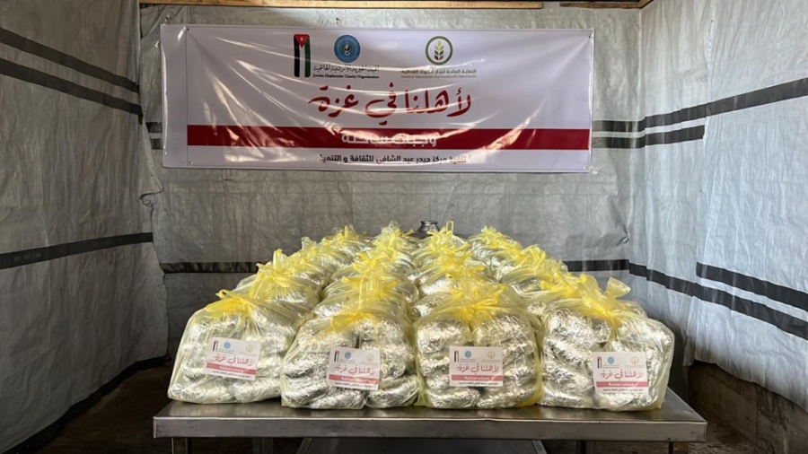 الخيرية الهاشمية ونقابة تجار المواد الغذائية توزعان وجبات ساخنة في شمال غزة